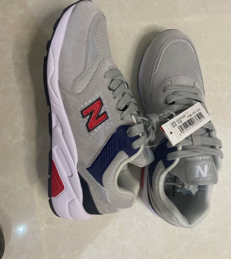 全新的，一次没穿过！父母在商场给妹妹买的新...