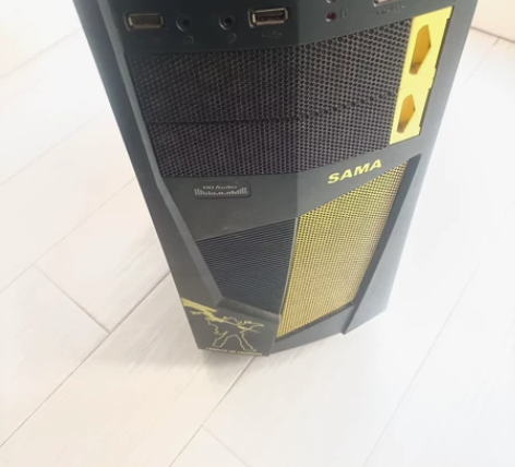 闲置机箱(侧面没有)和键盘,包括里面电源(...