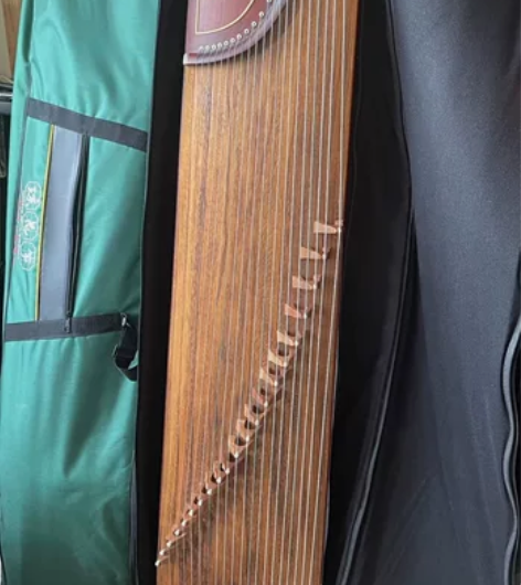 成人古筝，八成新，诚心买的来，赠品多多，欢...