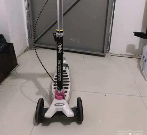 滑板车 带音乐 带闪灯 适合3-9岁孩子 ...