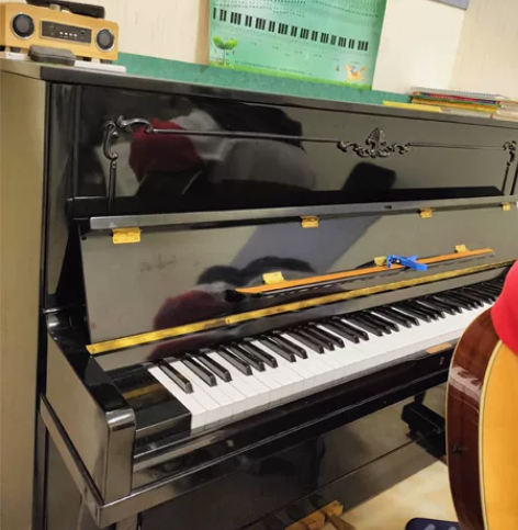 店面收缩。钢琴太多了，特价出3台  差不多...