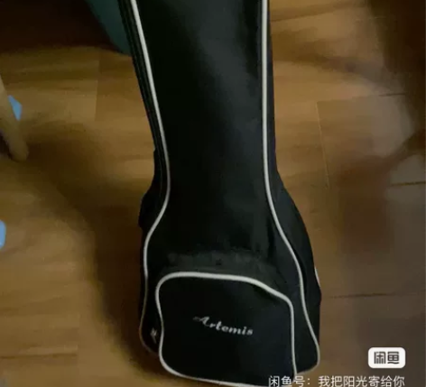 全新尤克里里，同学送的。弹了没几天不想弹了...