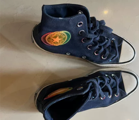 匡威高帮帆布鞋，低价包邮出售。 感兴趣的话...