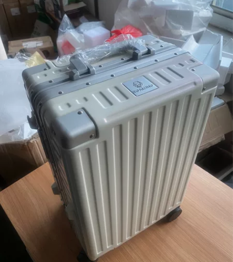 超值捡漏20寸漫游行李箱复古密码箱静音万向...
