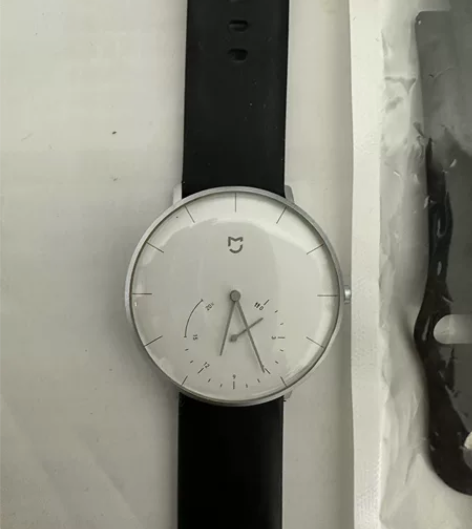 米家石英表,当时二百多买的,换了新手表才闲...