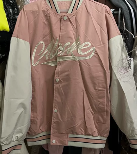 粉色拼接棒球外套 感兴趣的话点“我想要”和...