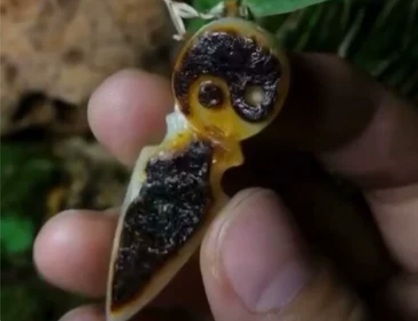 和田玉山流水红沁皮运转乾坤一往无前吊坠，自...