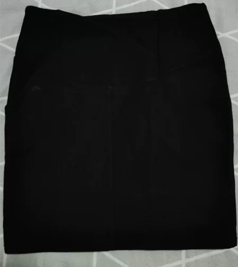 春秋款黑色紧身包臀裙，九成新 感兴趣的话点...