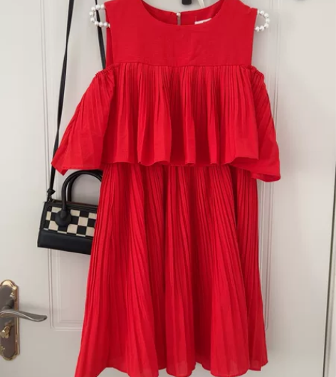 闲置不穿的红色蛋糕裙，可以两种穿法，适合1...