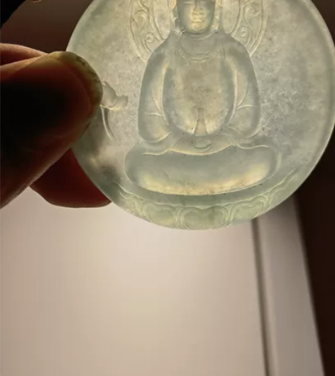 蓝水荧光翡翠雕件为玉雕大师张隆作品，重39...