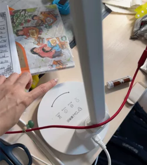 爱果乐台灯儿童护眼灯小学生学习专用书桌写字...