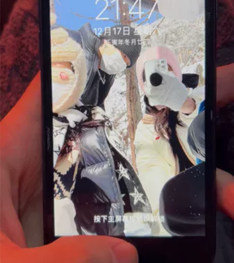 苹果8，自用备用机，换过后盖，64gb，健...