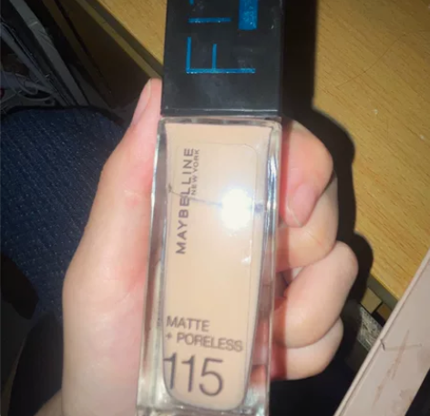 三样东西。粉底还有一半。口红管内还有一截。...