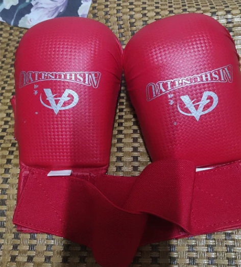 空手道拳套，M码，支持自提，运费自理。不退...