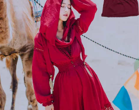 ?民族风复古显瘦连帽连衣裙春夏红色旅拍沙漠...