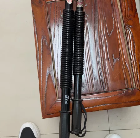 臂力器，一个30公斤的有点旧，一个40公斤...