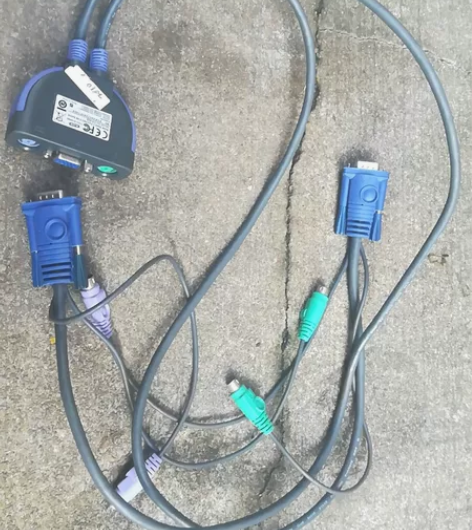 二进一出KVM电脑VGA视频共享器PS2键...