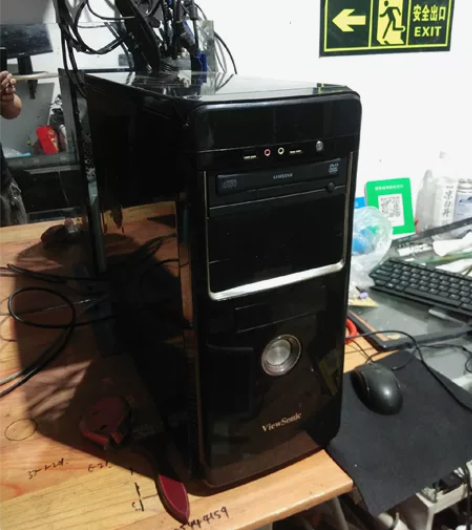 电脑主机一台，能正常开机使用，ⅩP系统，内...