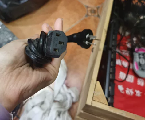 三插转品字尾电脑电饭锅电源线。长1.5米，...