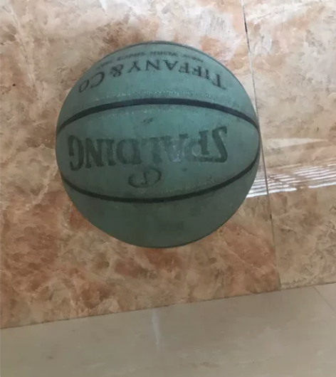 篮球 斯伯丁正品朋友送的礼物，pu的磨损自...