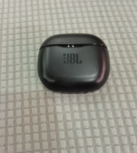 jBL蓝牙耳机,能充电,连接手机能响,成色...