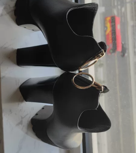 高防水台高跟鞋，鞋跟大概7厘米，参加活动买...