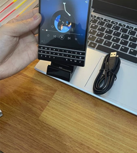 黑莓Q30护照手机充电座手机底座。全新一套...