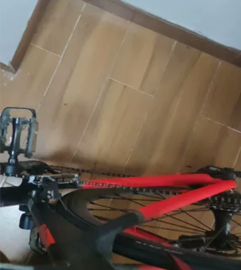 公路自行车，朋友公司送的。很新很新，保护膜...