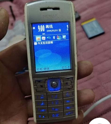 诺基亚E50 前面贴膜一机一电池开机如图按...