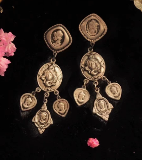 Vintage做旧银色人像浮雕长款耳钉 硬币和人像浮雕的元素... Vintage做旧银色人像浮雕长款耳钉 硬币和人像浮雕的元素...