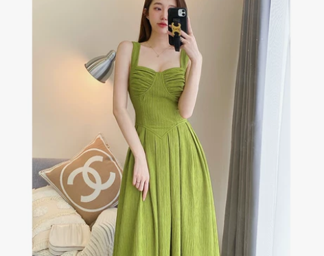 绿色吊带连衣裙女夏长裙2022年新款法式裙...