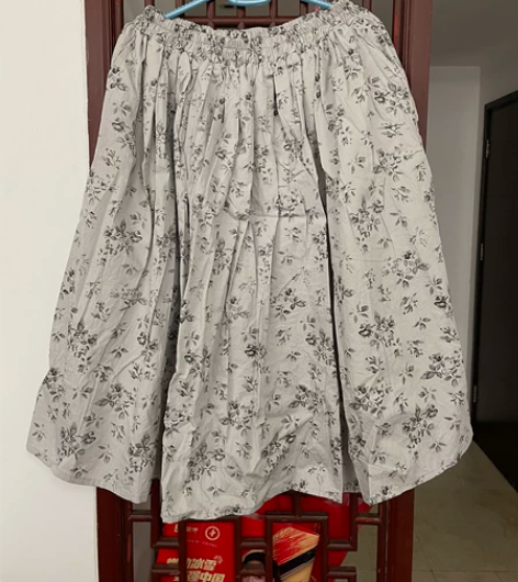 全新文艺范儿全棉浅灰底花朵半裙大摆裙。 布...