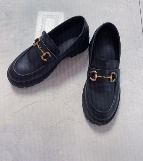 实体店买的乐福鞋一脚蹬，很好看，配牛仔裤裙...