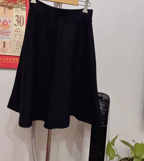 质量很好的伞裙中裙 这件是小伞裙那种，黑色...