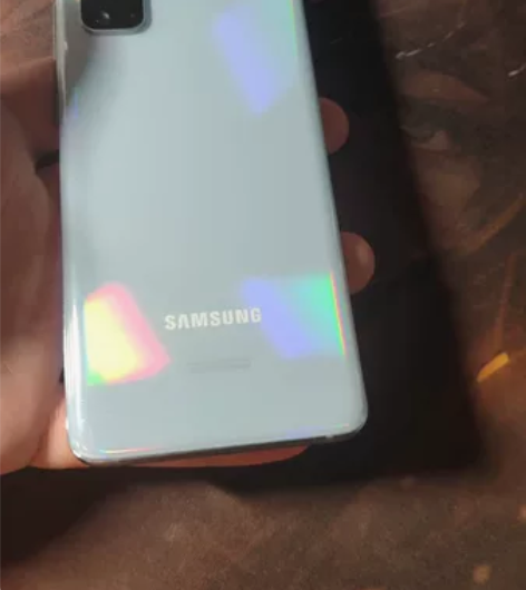 三星S20欧版双卡，蓝色的手机9新，就后盖...