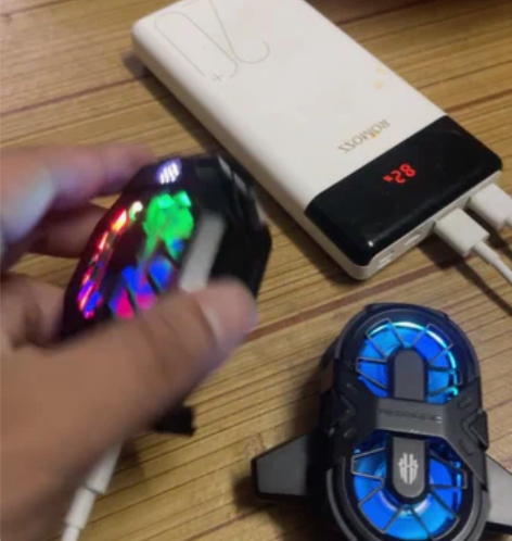 努比亚红魔的双核双风扇闲置了，制冷效果嘎嘎...