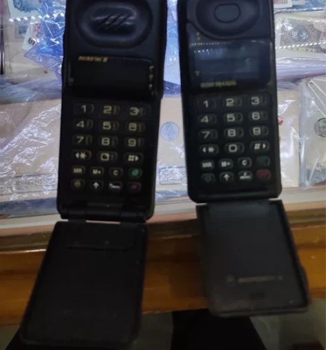 摩托罗拉老手机品相如图 感兴趣的话点“我想...