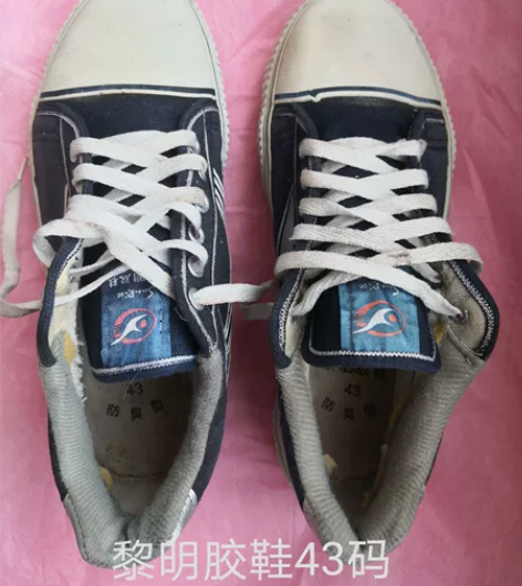 闲置男士运动鞋 感兴趣的话点“我想要”和我...