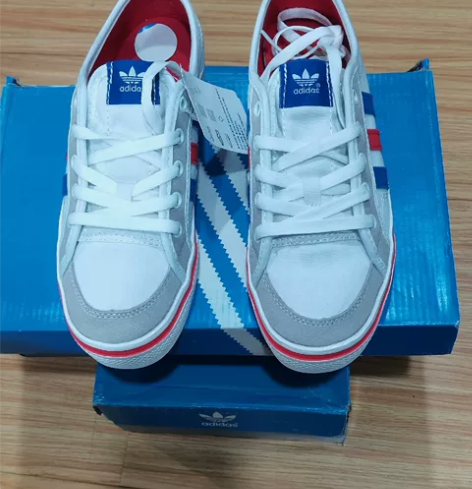 全新女款阿迪运动帆布鞋 ,带原盒 ,绝对正...