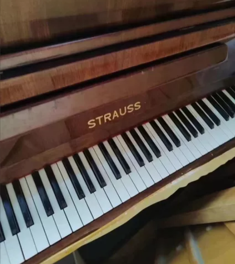 朋友乐器行不干了，房租到期处理全新钢琴，施...