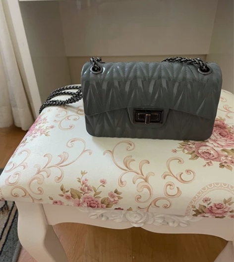 链条斜挎包，可以放手机钥匙等。金属链条质量...