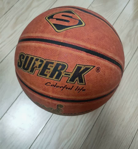 狮普高7#PU成人篮球 七八成新明显使用痕...