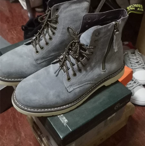 全新马丁一双，内里加绒，侧面戴拉链超时尚，...