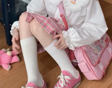 出娃娃领上衣和背带裙 一套穿一洗一
