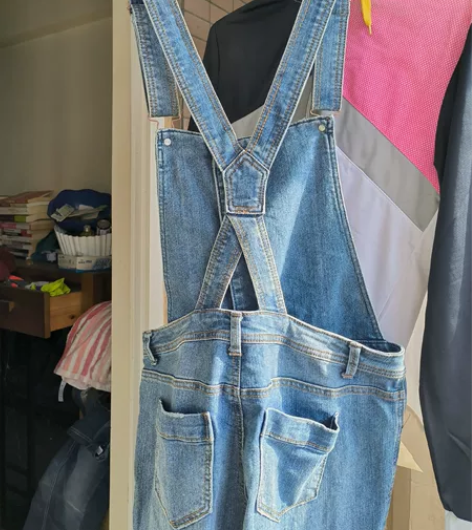 全新背带牛仔裤，腰围处86厘米，裤长105...