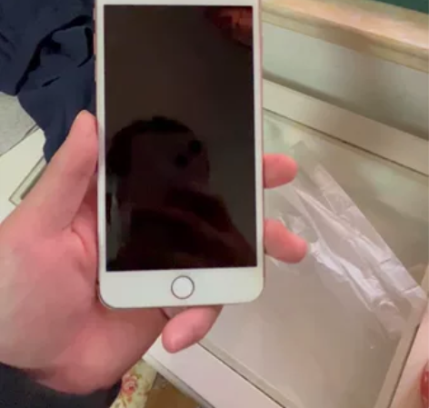 iPhone苹果8plus 框那里是当时坐...