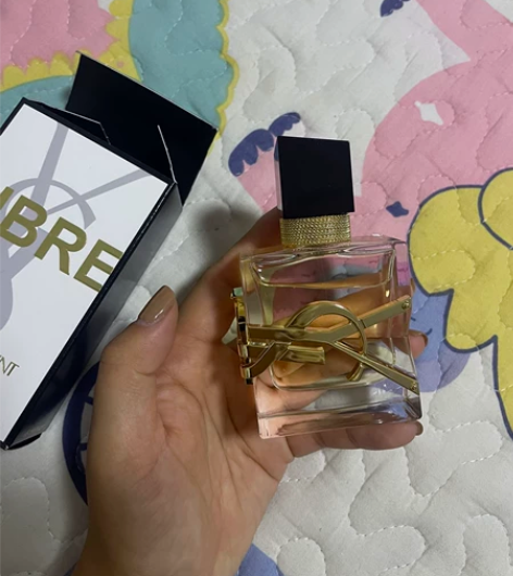 新买的香水  没用过  朋友送的 正品香水...