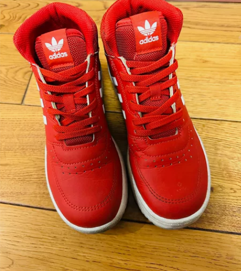 阿迪 红色高帮 32码 有新的鞋带 感兴趣...
