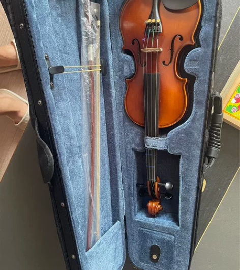 1/8 小提琴 小四百买的，小孩长高了，换...