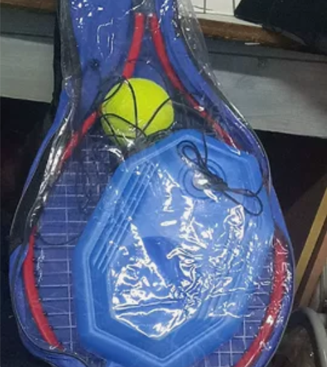 网球,九成新,买来只用了一次,需要的话三十...